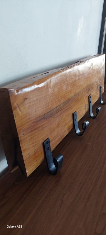 Perchero rustico en madera con perchas de hierro - imagen 2