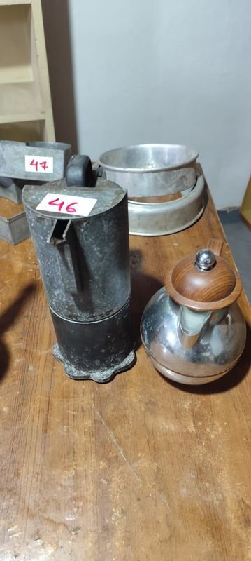 Lote de 2 Cafeteras Antiguas de Metal y Aluminio - imagen 1