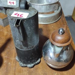 Lote siguiente: Lote de 2 Cafeteras Antiguas de Metal y Aluminio