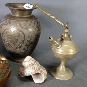 Lote de 5 piezas: Cenicero de cerámica, geoda, caracol, florero de bronce y lámpara de aceite - imagen 5