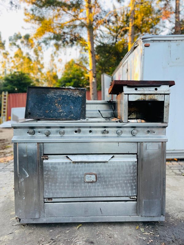 Cocina Industrial de Acero Inoxidable con Horno y Plancha - imagen 1
