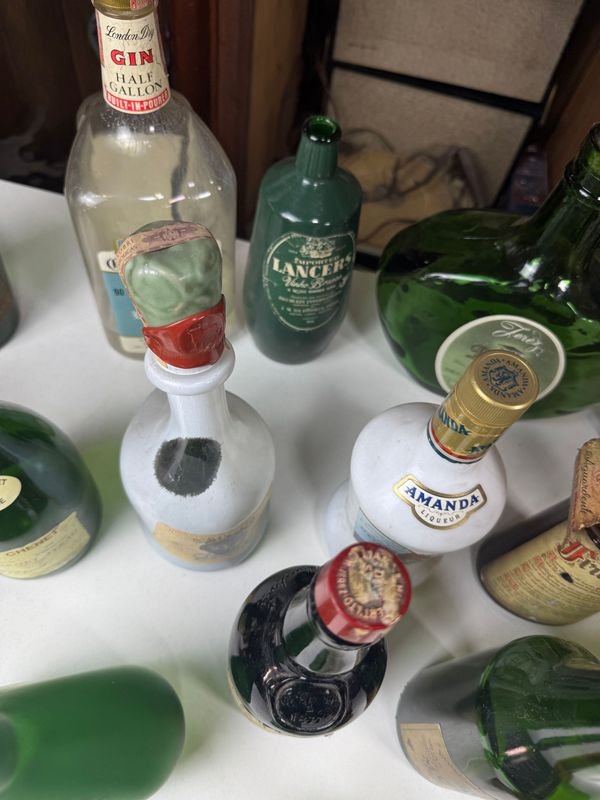 Colección de botellas vacías de diferentes épocas - imagen 10