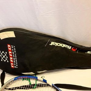 Lote se observa equipamiento de tenis de la marca Babolat - imagen 2