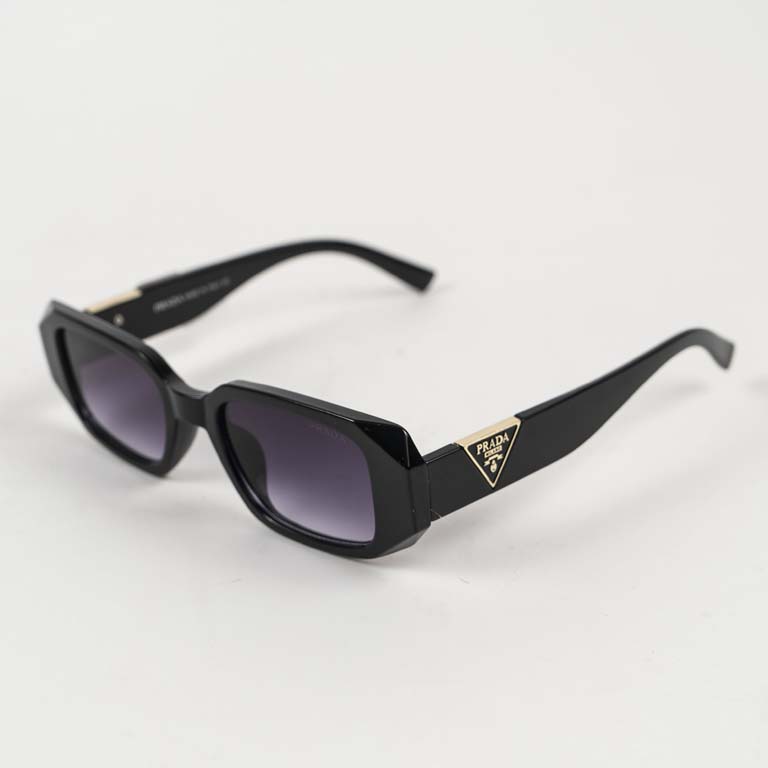 Lentes de sol cat-eye con accesorios de oro y lentes oscuros