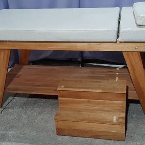 Lote siguiente: Camilla de Masaje con Escalera y Almohadilla - Cuero Ecológico Blanco y Madera