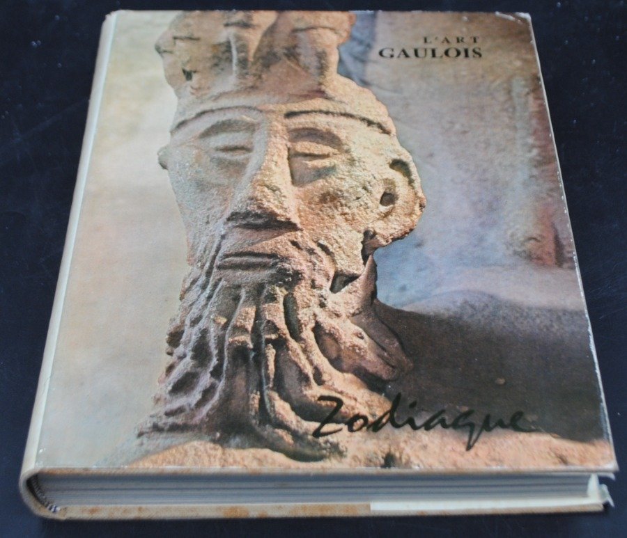 Lote siguiente: Libro Zodiaque con diseño de arte galo