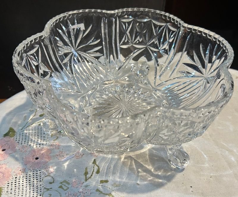 Lote siguiente: Fuente de cristal facetado de gran tamaño