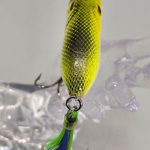 Señuelo de Pesca Popper Verde y Amarillo con 2 Anzuelos Triples - imagen 4