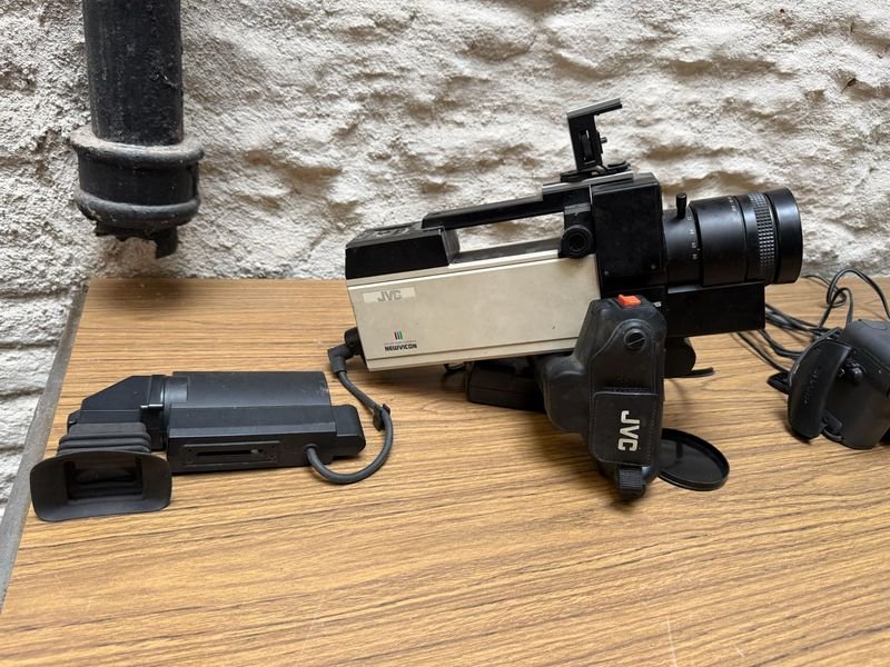 Equipos de fotografía profesionales JVC y Sharp - imagen 2