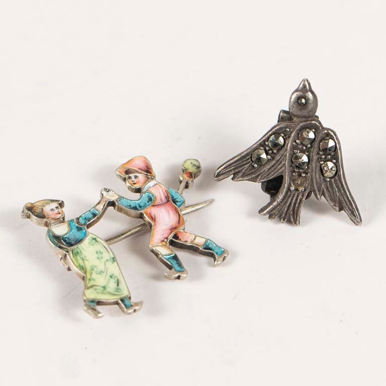 Lote siguiente: Figuritas de plata con esmalte y accesorios
