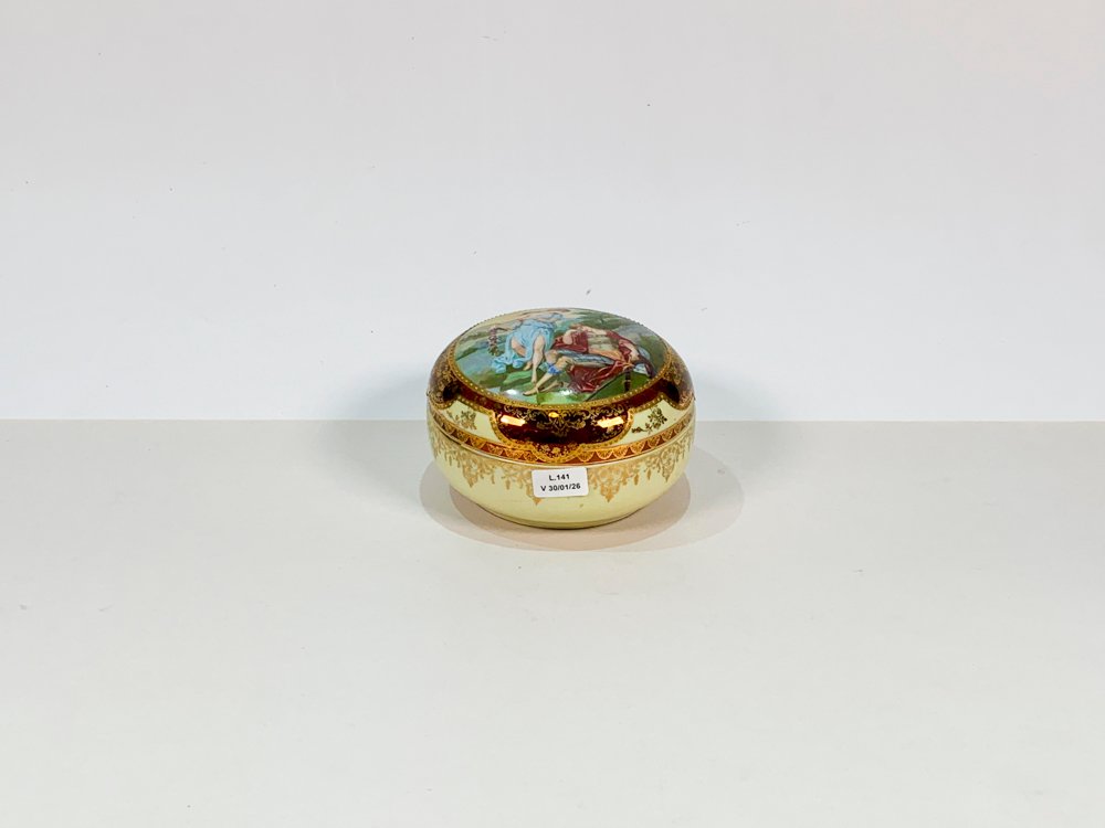 Lote siguiente: Cofre en porcelana circular con decoración de damas