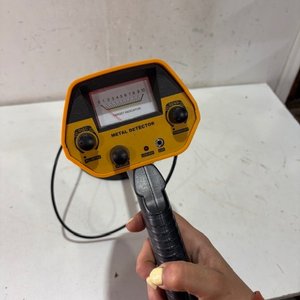 Detector de Metales Amarillo con Indicador de Objetivo - imagen 3