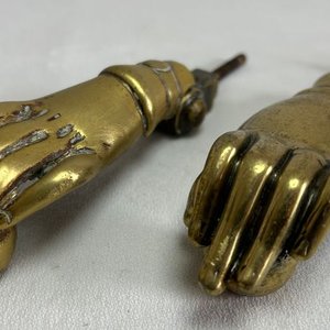 Llamadores de Puerta Antiguos en Bronce con Forma de Mano - imagen 3