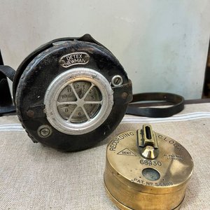 Lote anterior: Par de Relojes de Registro Antiguos Detex Newman y Recording Clock