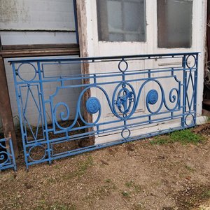 Lote anterior: Balcón Antiguo de Hierro Forjado Azul con Diseño Ornamental