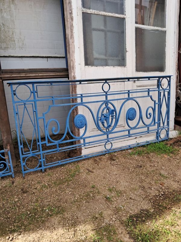 Balcón Antiguo de Hierro Forjado Azul con Diseño Ornamental