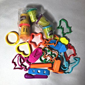 Dos Baldes de Masa Play-Doh con Moldes de Animales y Formas - imagen 2