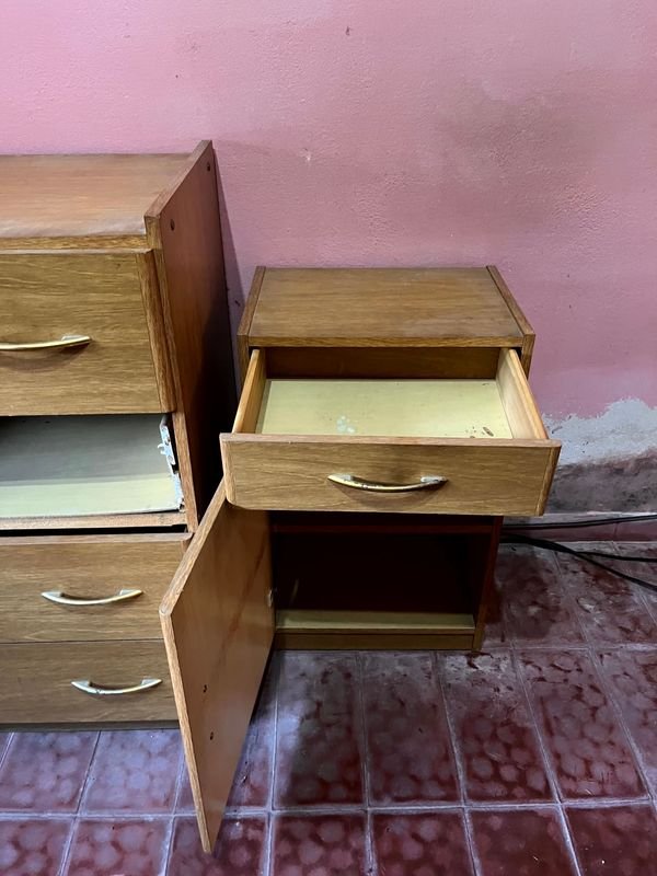 Muebles de Dormitorio: Cómoda y Mesa de Luz con Detalles de Desgaste - imagen 10
