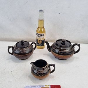 Lote siguiente: Antiguo Set de Té Cerámica Esmaltada Floral Dorado Policromo - 3 Piezas