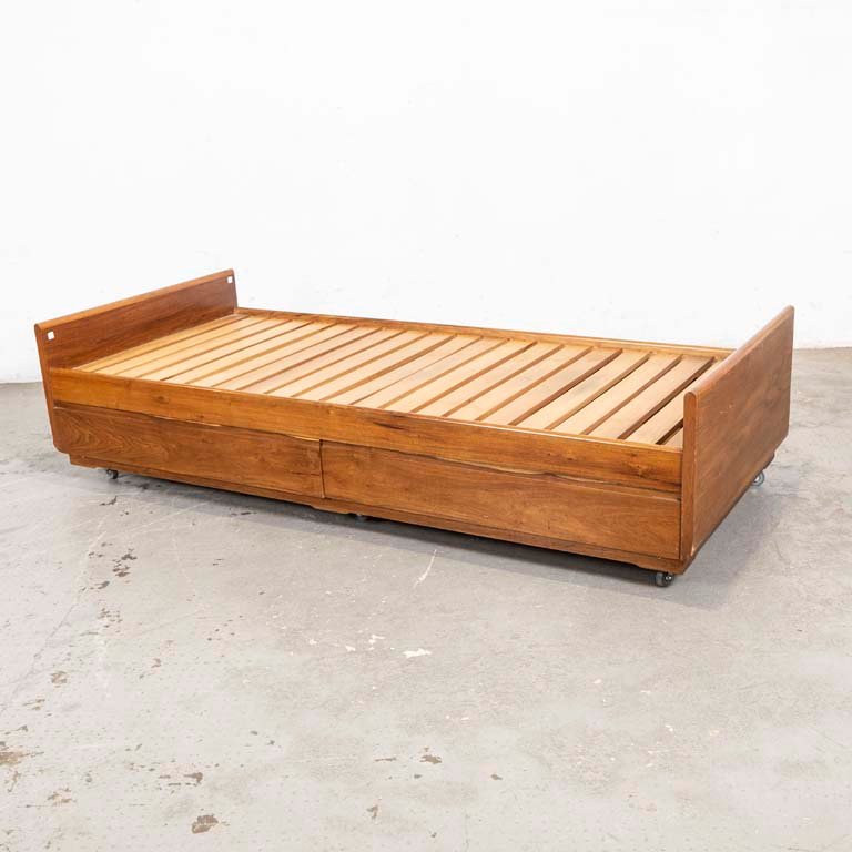 Lote siguiente: Cama cajonera rodante de madera
