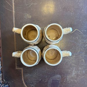 Juego de 4 Jarritas de Cerámica con Relieve y Borde Oscuro - imagen 2