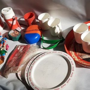 Lote Coleccionable Coca-Cola y Disney: Vasos, Platos, Utensilios y Figuras - imagen 3