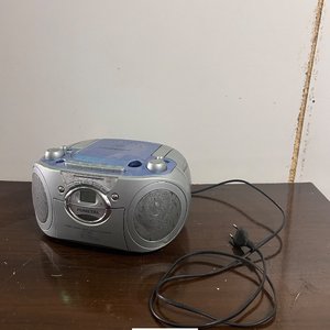 Reproductor de CD/Radio Cassette Punkta con Parlantes Integrados - imagen 2