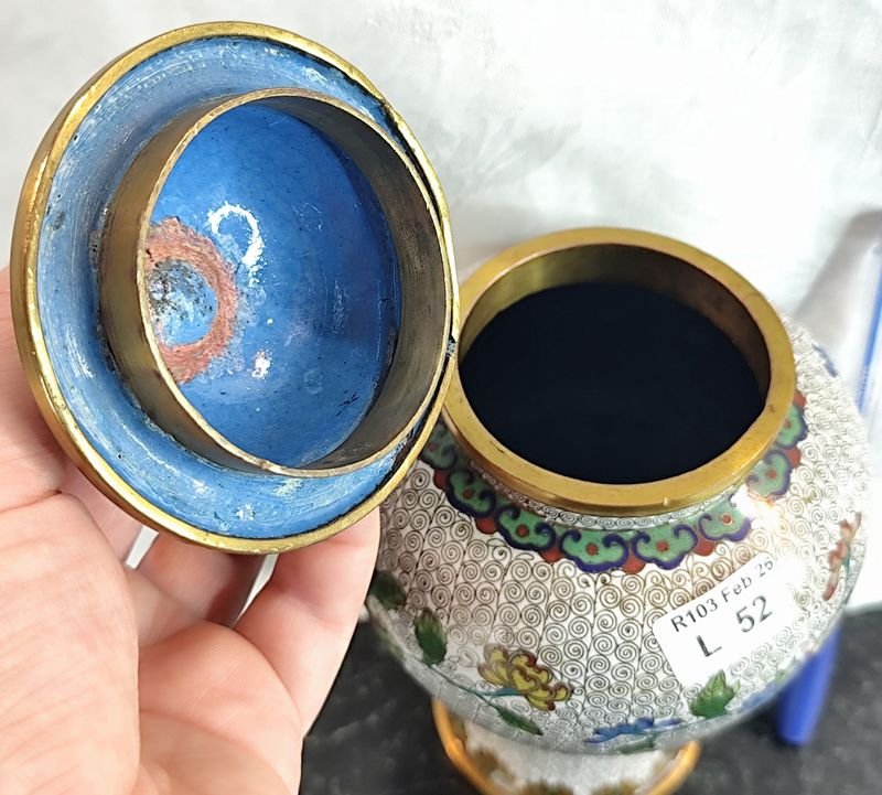 Antiguo potiche de bronce esmaltado cloisonné con tapa, decoración floral - imagen 2