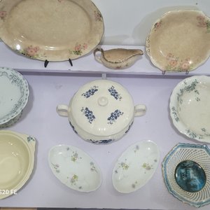 Lote de Vajilla de Loza: Sopera, Fuentes, Salsera y Platos - imagen 10