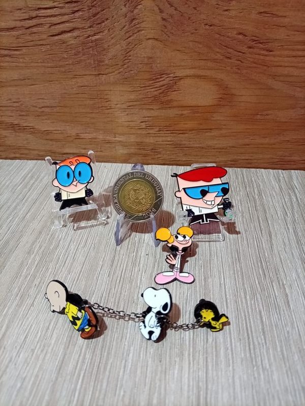 Lote de 5 Broches/Pins Metálicos Esmaltados: Dexter, Dee Dee, Snoopy, Charlie Brown y Woodstock