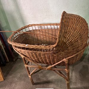 Cuna de mimbre antigua con base de madera - imagen 5