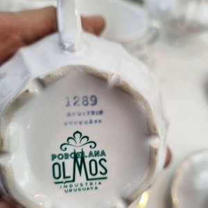L 392 - 24 Piezas - Importante juego de té/café de Porcelana Olmos, industria uruguaya, con delicado diseño floral en tonos pasteles y realces dorados en bordes, completo y en excelente estado de conservación - imagen 5