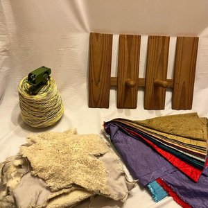 Lote de Materiales Textiles y Perchero Rústico de Madera - imagen 4