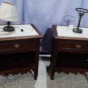 Juego de 2 mesas de luz antiguas con mesada de mármol y herrajes de bronce - imagen 1