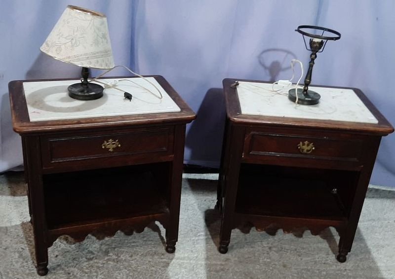 Juego de 2 mesas de luz antiguas con mesada de mármol y herrajes de bronce
