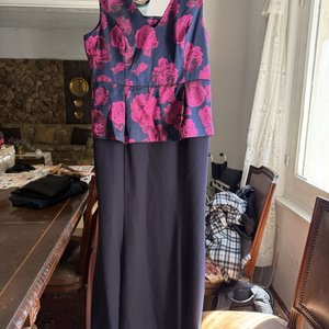 Vestido Largo Aidan Mattox Talla 48 Estampado Flores Fucsia y Azul Marino - imagen 7