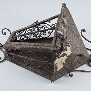 Antiguo Farol de Pared en Hierro Forjado con Detalles Ornamentales - imagen 5