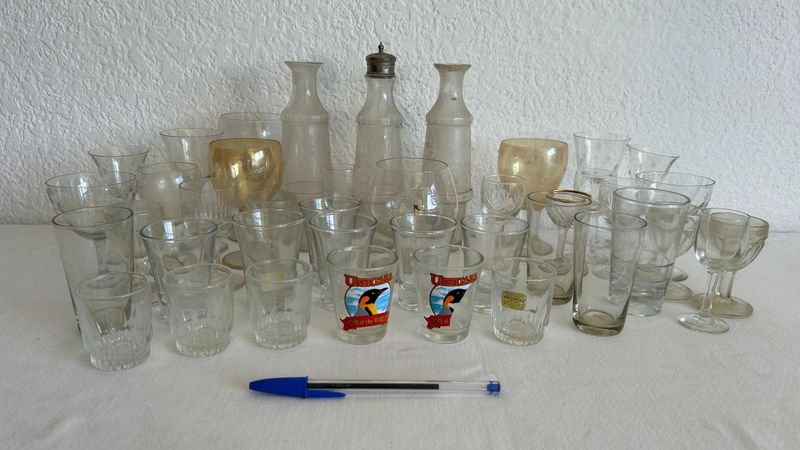 Lote siguiente: Colección de tazas y medidas