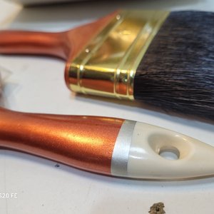 Set de 12 Pinceles de Cerda con Mango Dorado y Blanco - imagen 5