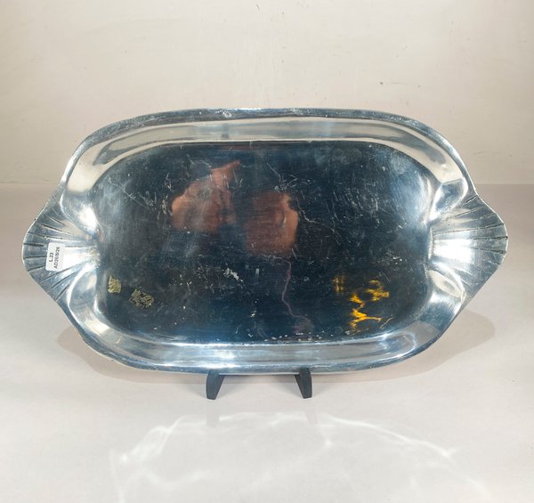 Bandeja Ovalada de Peltre con Detalles Decorativos