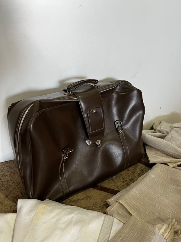 Bolsa de cuero marrón y cortinas de tela beige - imagen 2