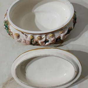 Alhajero de Porcelana Capodimonte con Querubines y Detalles Dorados - imagen 5