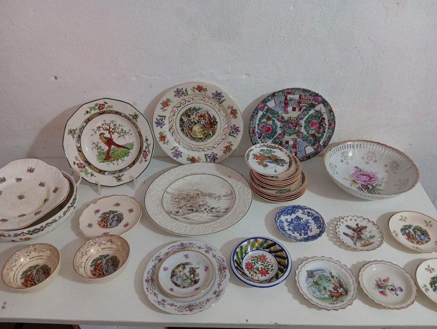 Vajilla de porcelana vintage con diseños decorativos y patrones florales - imagen 1