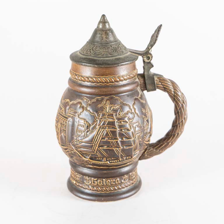 Jarra de cerveza de porcelana con relieve y tapa de metal - imagen 2