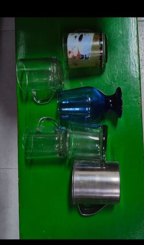 Juego de Tazas y Jarro de Vidrio y Metal