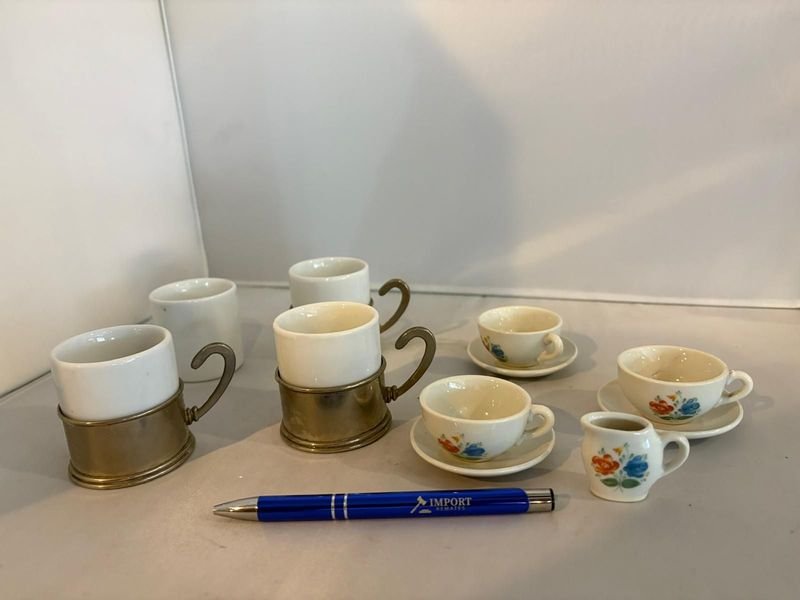 Lote anterior: Tazas y tazones de porcelana con soporte metálico