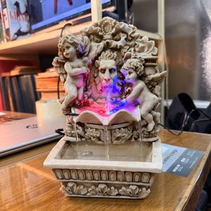 Fuente Ornamental de Sobremesa con Figuras y Luces LED - imagen 2