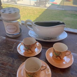Lote anterior: Conjunto de Pocillos de Porcelana con Platillos, Frasco para Café y Salsero de Cerámica