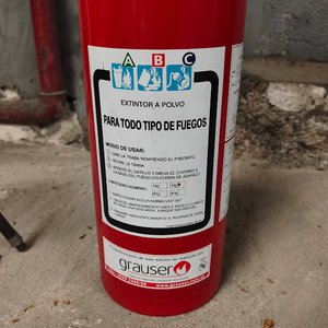 Extintor Portátil Rojo Grauser con Manómetro y Manguera - imagen 2