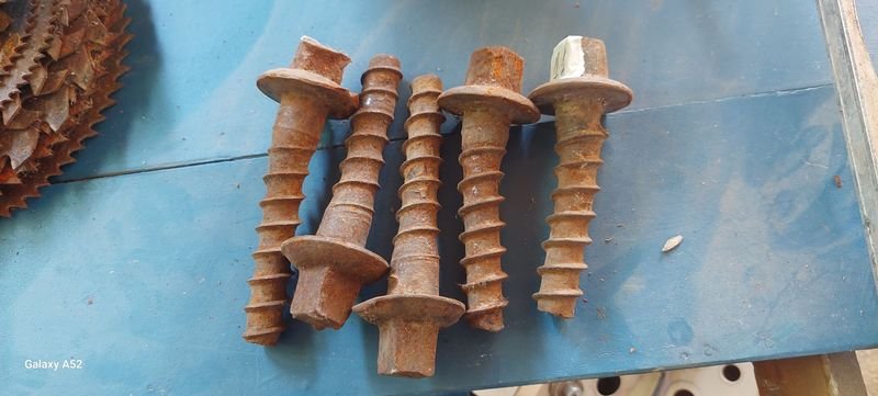 Lote siguiente: Vendedores de tornillos viejos y oxidados